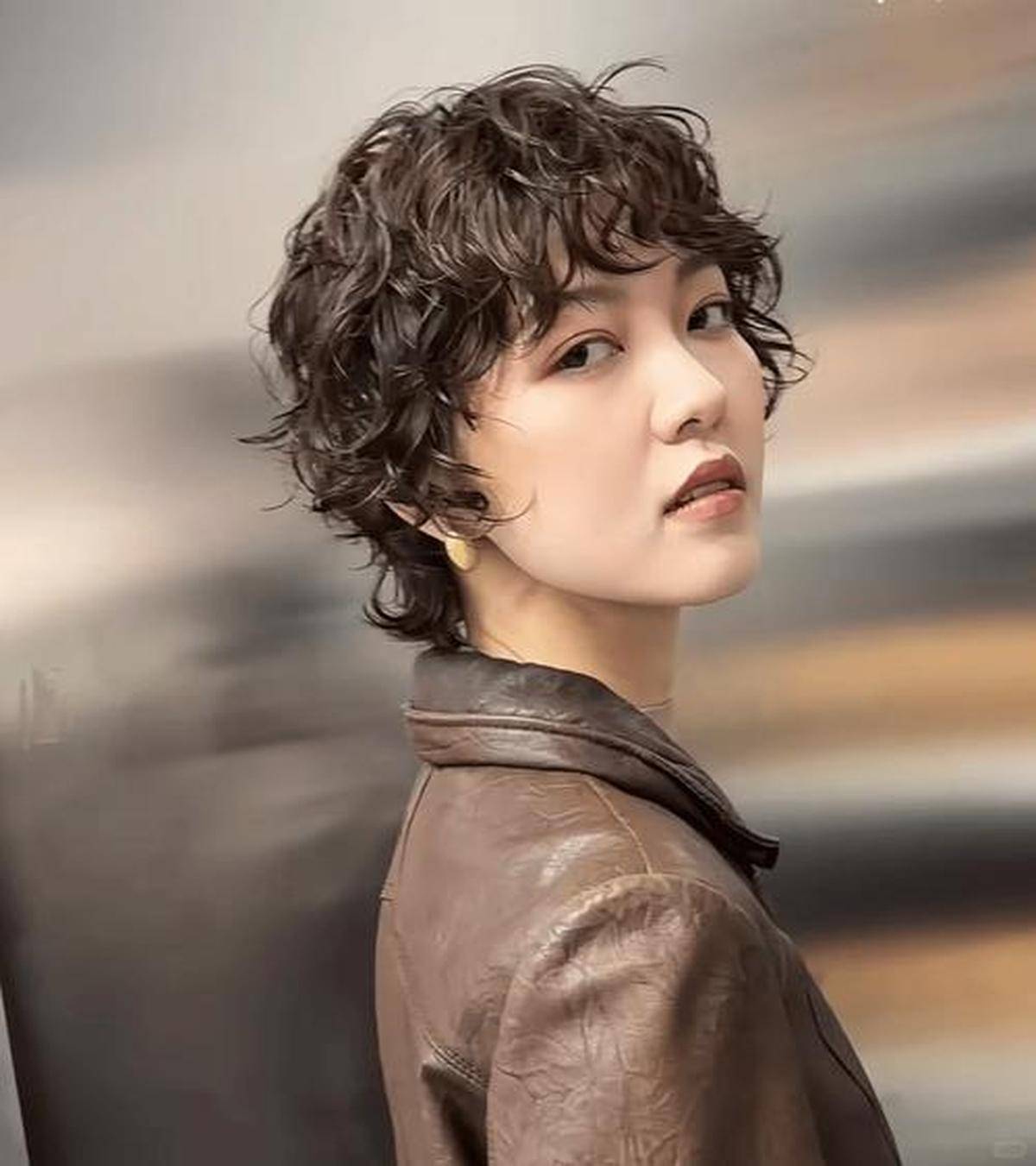 2026年春季流行趋势与瘦脸减龄效果麻将胡了2游戏入口时尚发型女短发之(图2)