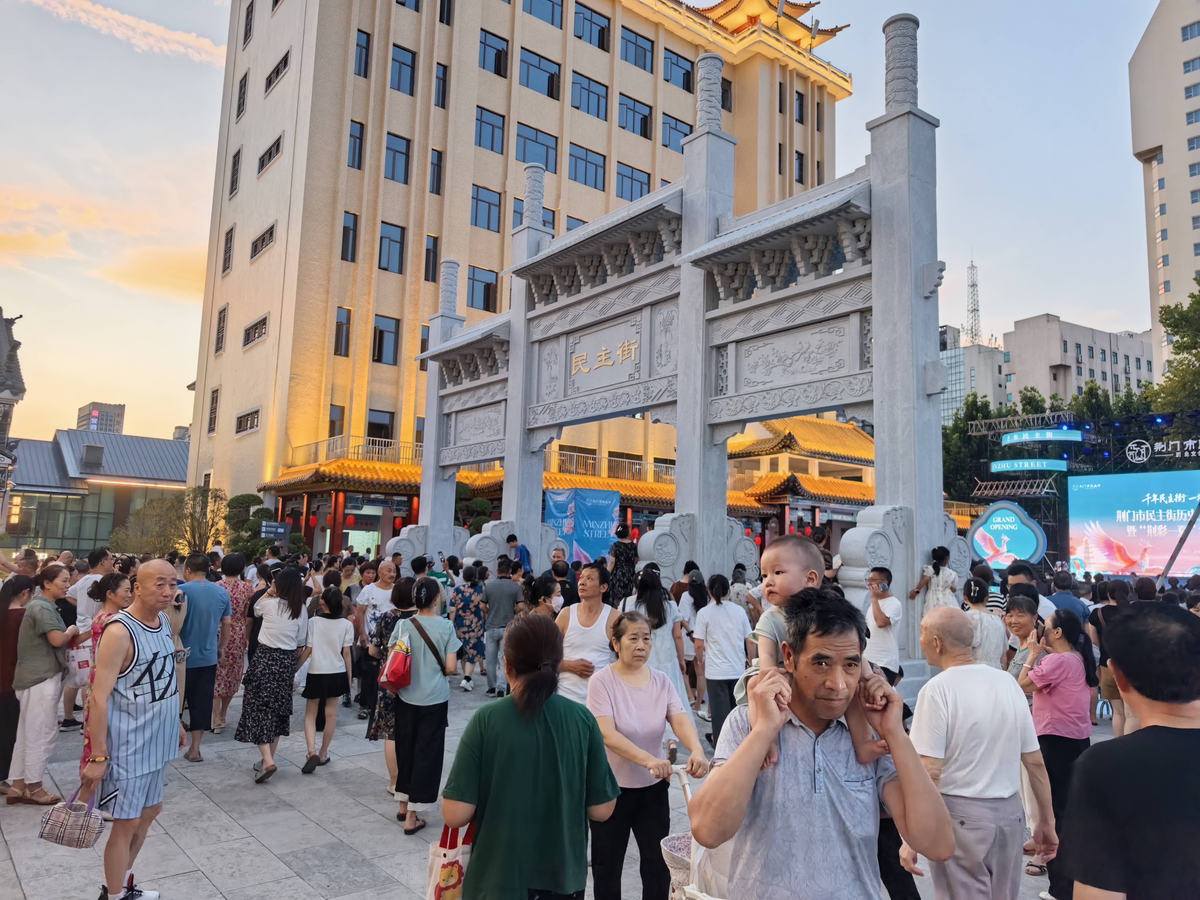 咖啡靠创意精品狂揽45%复购社区店日均卖